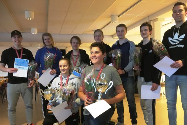 Premieutdeling med Emma Skarsbø Grytten og Vegard Kvamme som fekk første napp i vandrepokalen