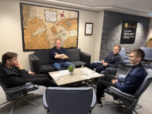 Bilete av l&aelig;rlingar og pr&oslash;venemnd i automatiseringsfaget som sitt i ei sittegruppe og snakkar om fapr&oslash;ve i faget