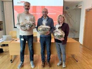 Enis Maksumic, Magne Runar Harnes og Hilde Marit Fj&aelig;restad Fiksdal fekk bliomster som takk for innsatsen