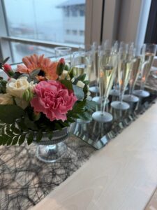 Blomster og cider i stettglass