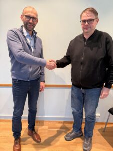 Magne Runar Harnes gir over stafettpinnen som styreleiar til Bj&oslash;rn Petter Larsen B&oslash;hn